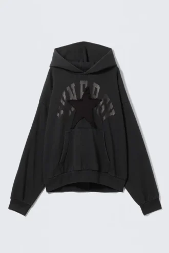 Sudadera con capucha y estampados, corte holgado y cuadrado – Negro – Synergy