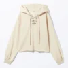 Sudadera corta con capucha y cordón – Beige claro Sudadera corta con capucha y cordón – Beige claro