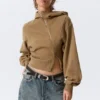 Sudadera corta con capucha y cremallera asimétrica – Beige oscuro lavado Sudadera corta con capucha y cremallera asimétrica – Beige oscuro lavado