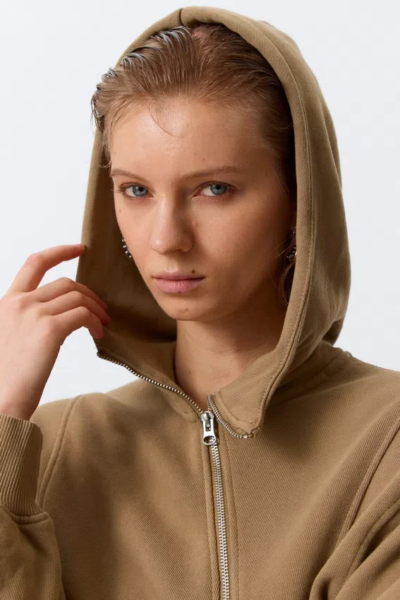Sudadera corta con capucha y cremallera asimétrica – Beige oscuro lavado Sudadera corta con capucha y cremallera asimétrica – Beige oscuro lavado