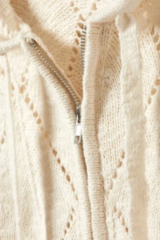 Sudadera corta con capucha y cremallera de punto calado – Blanco roto Sudadera corta con capucha y cremallera de punto calado – Blanco roto