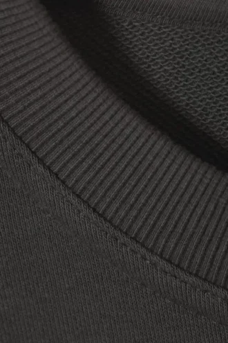 Sudadera de cuello redondo y corte recto – Negro apagado