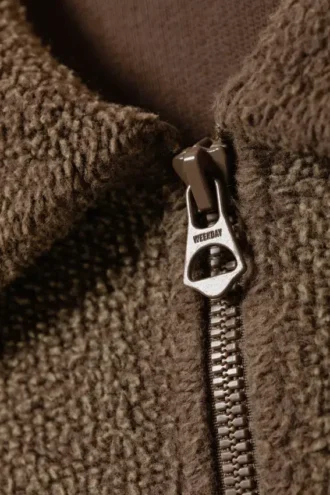 Sudadera de forro polar con media cremallera y corte recto – Marrón oscuro lavado