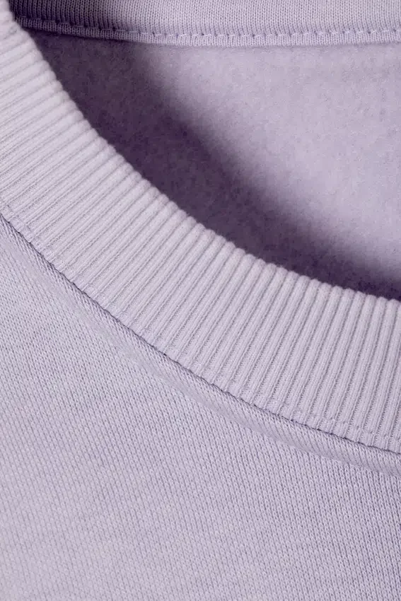 Sudadera estándar de peso medio – Morado claro apagado Sudadera estándar de peso medio – Morado claro apagado