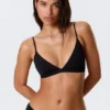 Sujetador triangular con cuello en V de microtejido suave – Negro Sujetador triangular con cuello en V de microtejido suave – Negro
