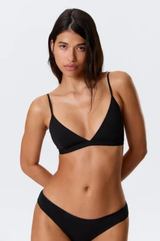 Sujetador triangular con cuello en V de microtejido suave – Negro