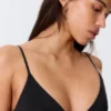 Sujetador triangular con cuello en V de microtejido suave – Negro Sujetador triangular con cuello en V de microtejido suave – Negro
