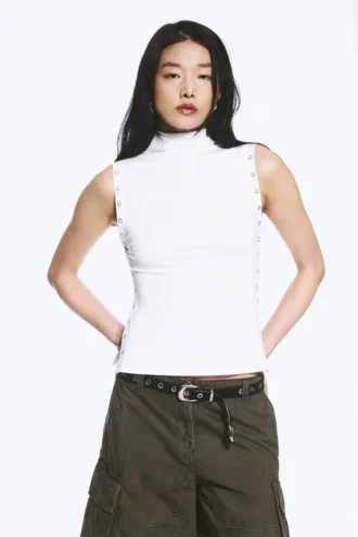 Top ajustado con cuello alto y botones a presión – Blanco