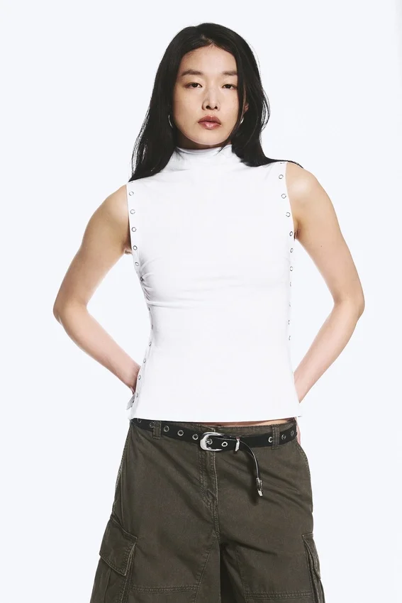 Top ajustado con cuello alto y botones a presión – Blanco Top ajustado con cuello alto y botones a presión – Blanco