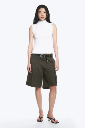 Top ajustado con cuello alto y botones a presión – Blanco