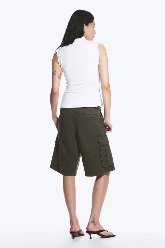 Top ajustado con cuello alto y botones a presión – Blanco Top ajustado con cuello alto y botones a presión – Blanco