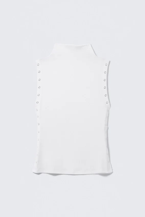 Top ajustado con cuello alto y botones a presión – Blanco Top ajustado con cuello alto y botones a presión – Blanco