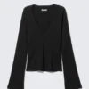 Top ajustado con cuello en V y mangas acampanadas – Negro Top ajustado con cuello en V y mangas acampanadas – Negro
