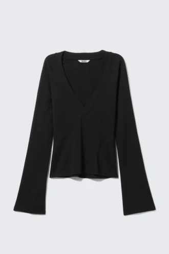 Top ajustado con cuello en V y mangas acampanadas – Negro