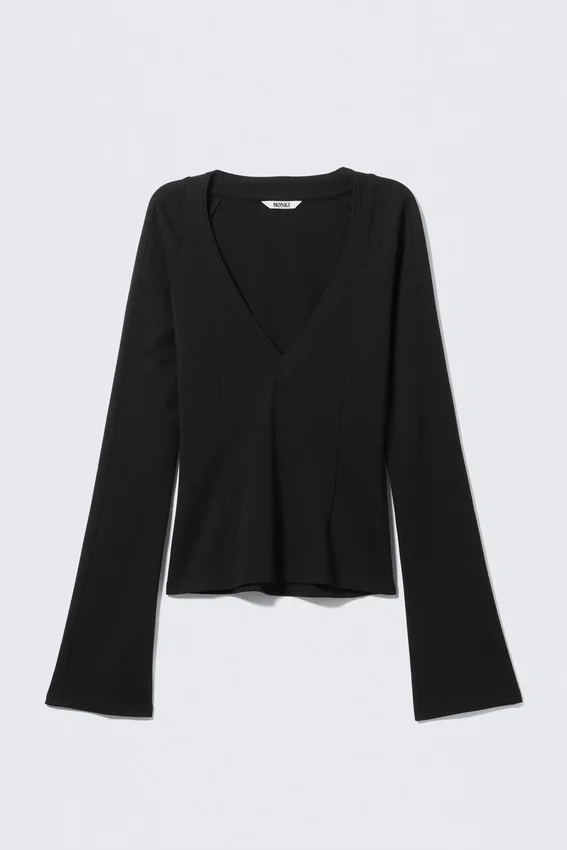 Top ajustado con cuello en V y mangas acampanadas – Negro Top ajustado con cuello en V y mangas acampanadas – Negro