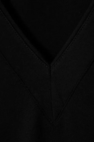 Top ajustado con cuello en V y mangas acampanadas – Negro
