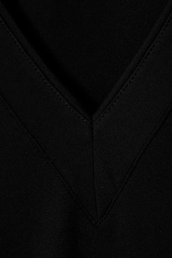 Top ajustado con cuello en V y mangas acampanadas – Negro Top ajustado con cuello en V y mangas acampanadas – Negro