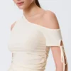Top ajustado con fruncidos y hombros descubiertos – Blanco roto Top ajustado con fruncidos y hombros descubiertos – Blanco roto