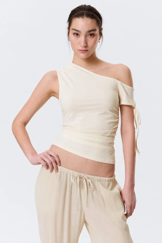 Top ajustado con fruncidos y hombros descubiertos – Blanco roto Top ajustado con fruncidos y hombros descubiertos – Blanco roto