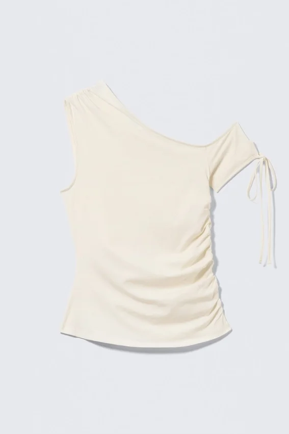 Top ajustado con fruncidos y hombros descubiertos – Blanco roto Top ajustado con fruncidos y hombros descubiertos – Blanco roto