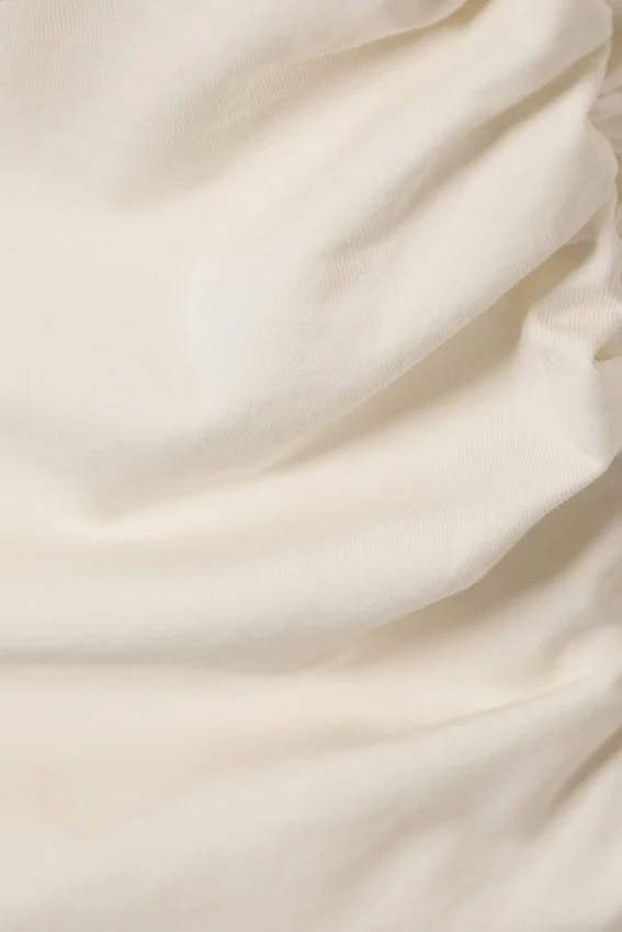 Top ajustado con fruncidos y hombros descubiertos – Blanco roto Top ajustado con fruncidos y hombros descubiertos – Blanco roto