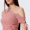 Top ajustado con fruncidos y hombros descubiertos – Rayas rojas y blancas Top ajustado con fruncidos y hombros descubiertos – Rayas rojas y blancas