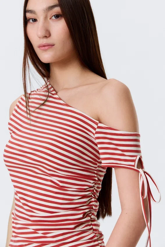Top ajustado con fruncidos y hombros descubiertos – Rayas rojas y blancas Top ajustado con fruncidos y hombros descubiertos – Rayas rojas y blancas