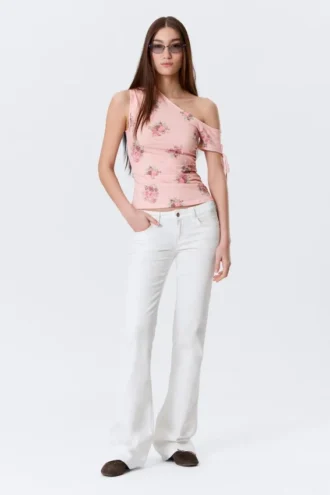 Top ajustado con fruncidos y hombros descubiertos – Rosa – Estampado floral