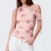 Top ajustado con fruncidos y hombros descubiertos – Rosa – Estampado floral Top ajustado con fruncidos y hombros descubiertos – Rosa – Estampado floral