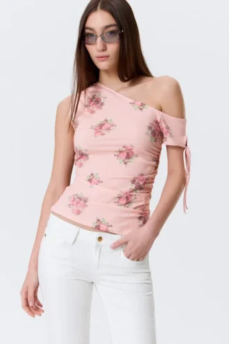 Top ajustado con fruncidos y hombros descubiertos – Rosa – Estampado floral