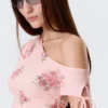 Top ajustado con fruncidos y hombros descubiertos – Rosa – Estampado floral Top ajustado con fruncidos y hombros descubiertos – Rosa – Estampado floral