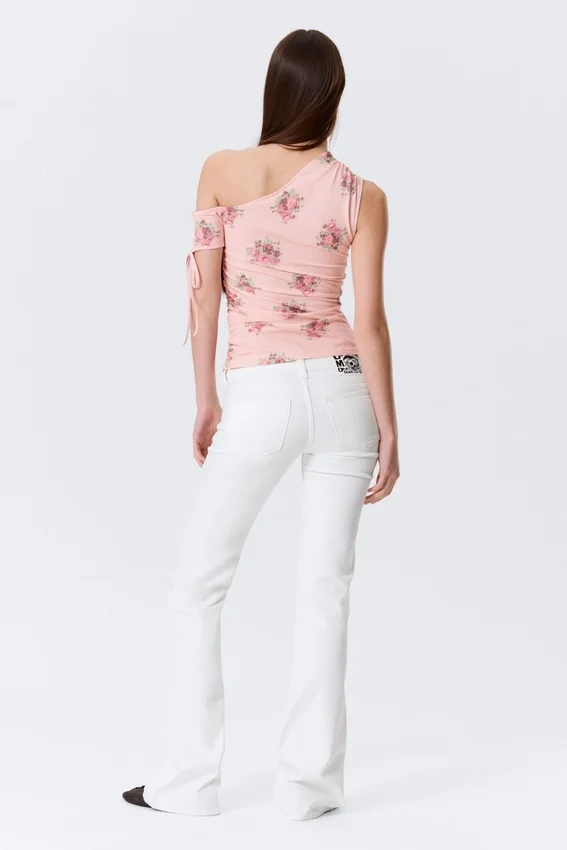 Top ajustado con fruncidos y hombros descubiertos – Rosa – Estampado floral Top ajustado con fruncidos y hombros descubiertos – Rosa – Estampado floral