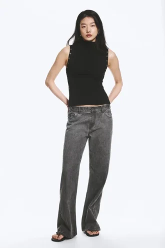 Top ajustado de cuello alto con botones a presión – Negro