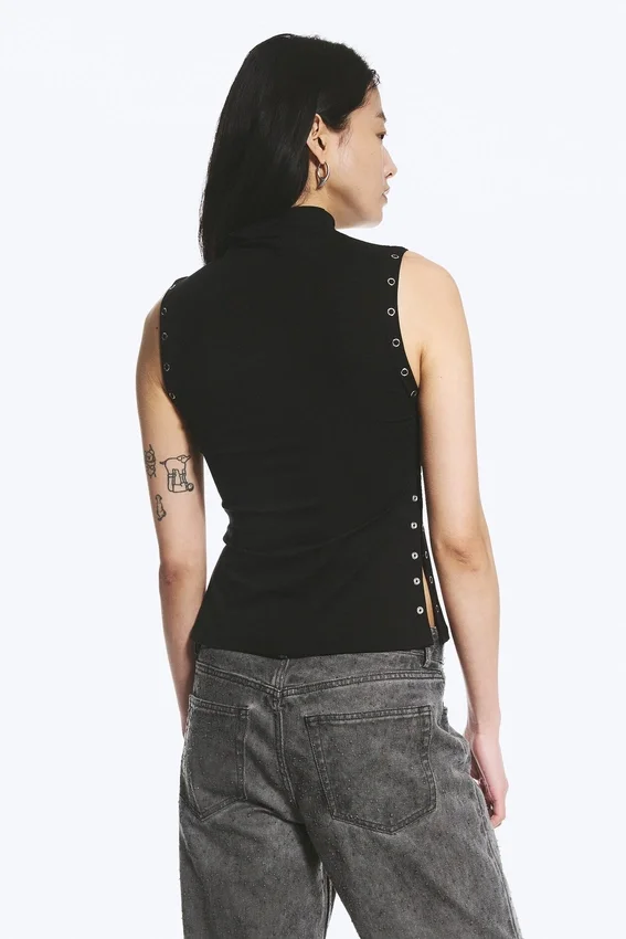 Top ajustado de cuello alto con botones a presión – Negro Top ajustado de cuello alto con botones a presión – Negro