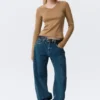 Top ajustado de cuello en V y manga larga – Beige oscuro