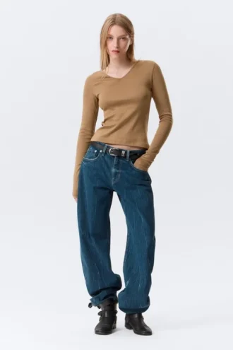 Top ajustado de cuello en V y manga larga – Beige oscuro