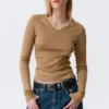 Top ajustado de cuello en V y manga larga – Beige oscuro