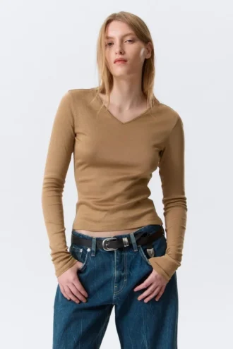 Top ajustado de cuello en V y manga larga – Beige oscuro