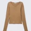 Top ajustado de cuello en V y manga larga – Beige oscuro
