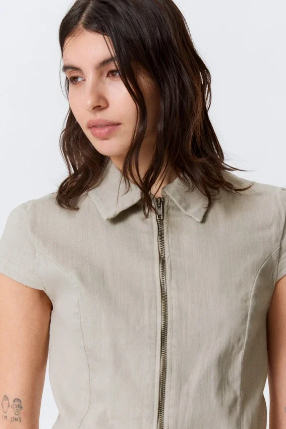 Top ajustado de manga corta con cremallera – Beige Top ajustado de manga corta con cremallera – Beige
