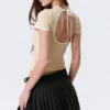 Top ajustado de manga corta y espalda abierta – Beige – Ribete blanco Top ajustado de manga corta y espalda abierta – Beige – Ribete blanco