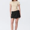 Top ajustado de manga corta y espalda abierta – Beige – Ribete blanco Top ajustado de manga corta y espalda abierta – Beige – Ribete blanco