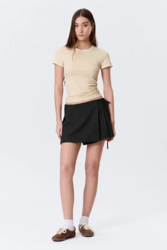 Top ajustado de manga corta y espalda abierta – Beige – Ribete blanco