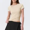 Top ajustado de manga corta y espalda abierta – Beige – Ribete blanco Top ajustado de manga corta y espalda abierta – Beige – Ribete blanco