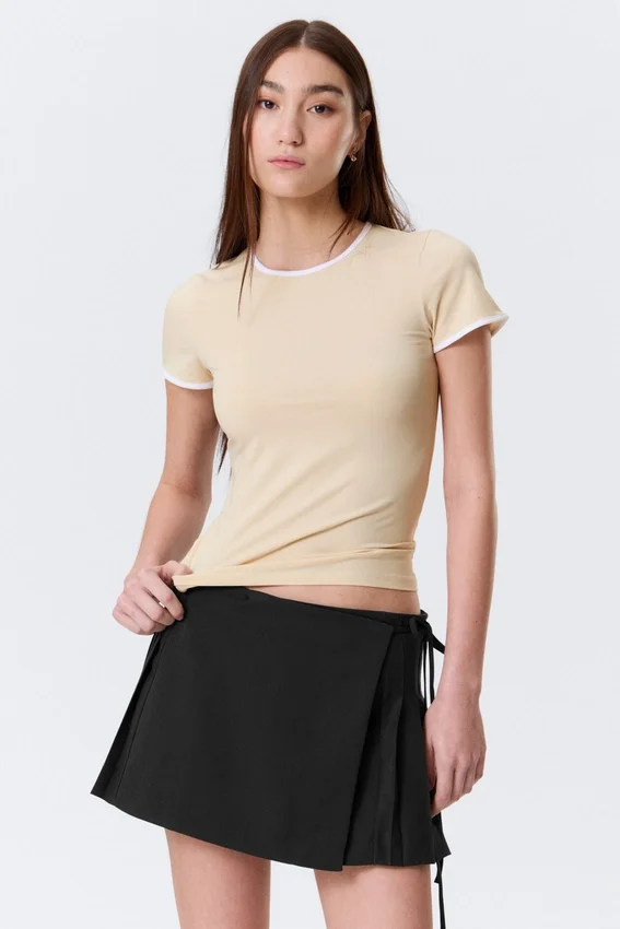 Top ajustado de manga corta y espalda abierta – Beige – Ribete blanco Top ajustado de manga corta y espalda abierta – Beige – Ribete blanco
