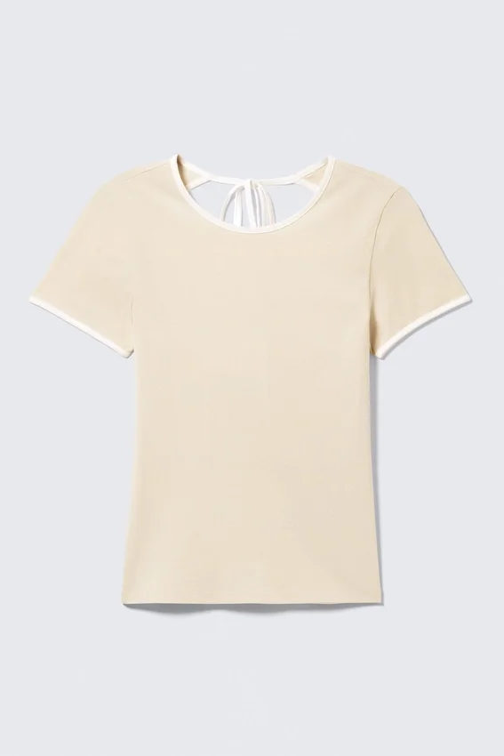 Top ajustado de manga corta y espalda abierta – Beige – Ribete blanco Top ajustado de manga corta y espalda abierta – Beige – Ribete blanco