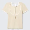 Top ajustado de manga corta y espalda abierta – Beige – Ribete blanco Top ajustado de manga corta y espalda abierta – Beige – Ribete blanco