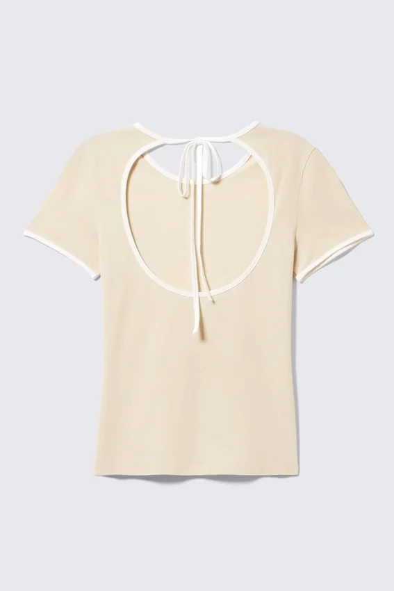 Top ajustado de manga corta y espalda abierta – Beige – Ribete blanco Top ajustado de manga corta y espalda abierta – Beige – Ribete blanco