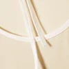 Top ajustado de manga corta y espalda abierta – Beige – Ribete blanco Top ajustado de manga corta y espalda abierta – Beige – Ribete blanco