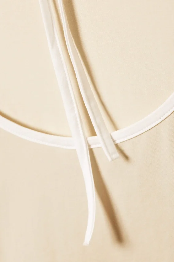 Top ajustado de manga corta y espalda abierta – Beige – Ribete blanco Top ajustado de manga corta y espalda abierta – Beige – Ribete blanco